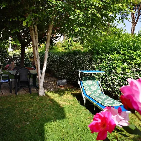 A Due Passi Dal Mare Bed & Breakfast *
